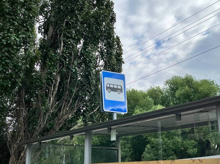 В Омске подросток разбил стекло на тёплой остановке — возбуждено уголовное дело