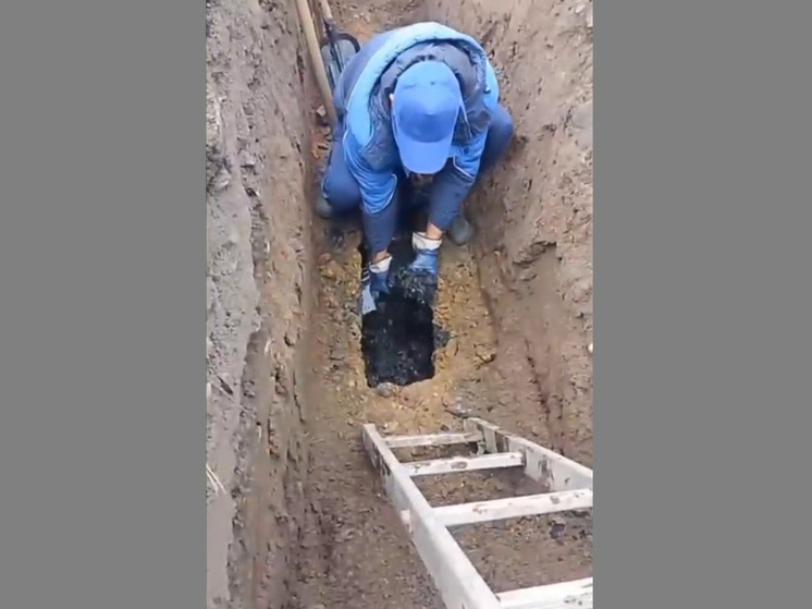 Работникам Павловского водоканала пришлось чистить канализационный коллектор вручную