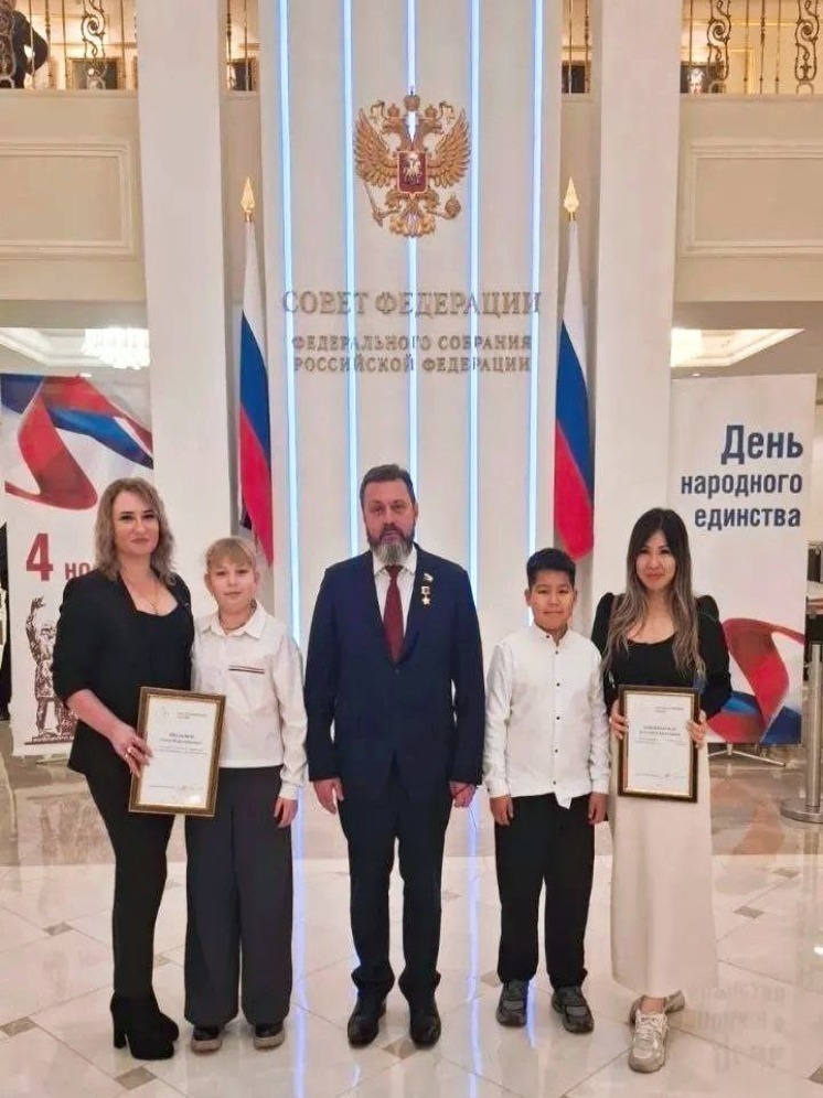 Сенатор Андрей Деркач отметил родителей астраханских детей-героев