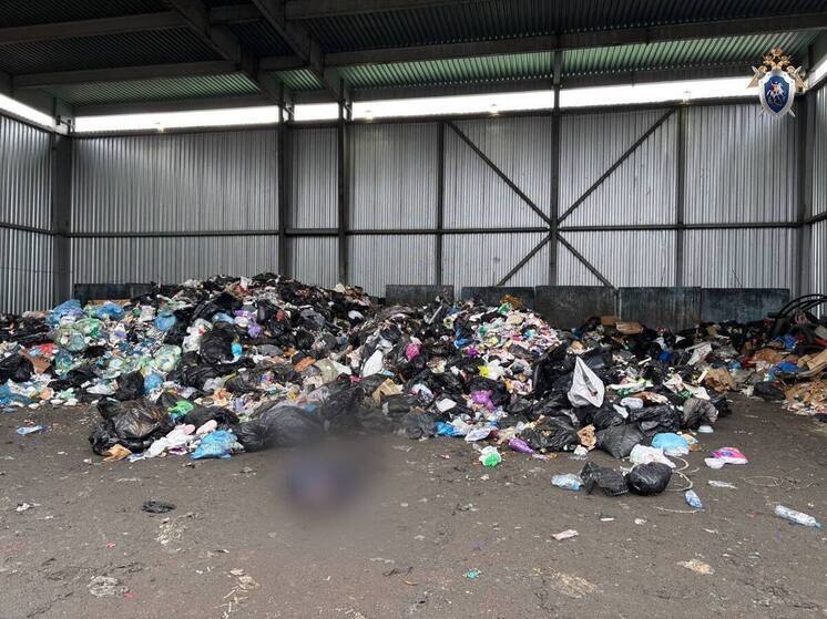 Тело мужчины вывалилось из мусоровоза при выгрузке отходов на питерском полигоне
