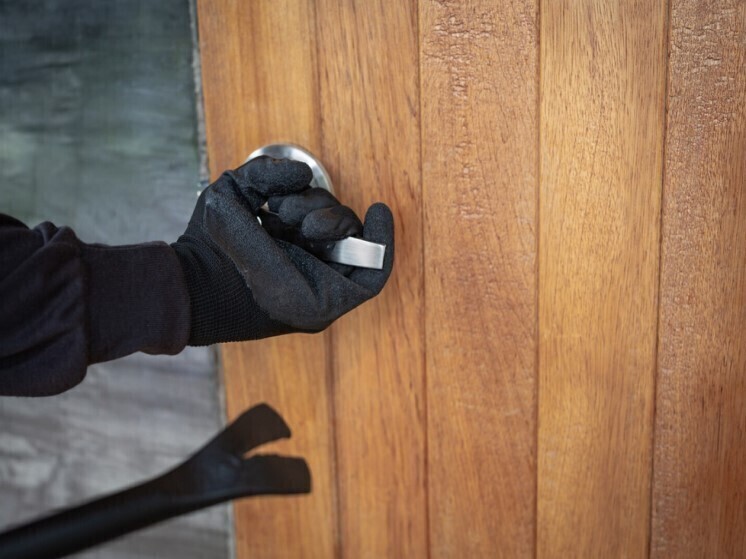 Проверка счетчиков обернулась ограблением для жителей Искитима Новосибирской области