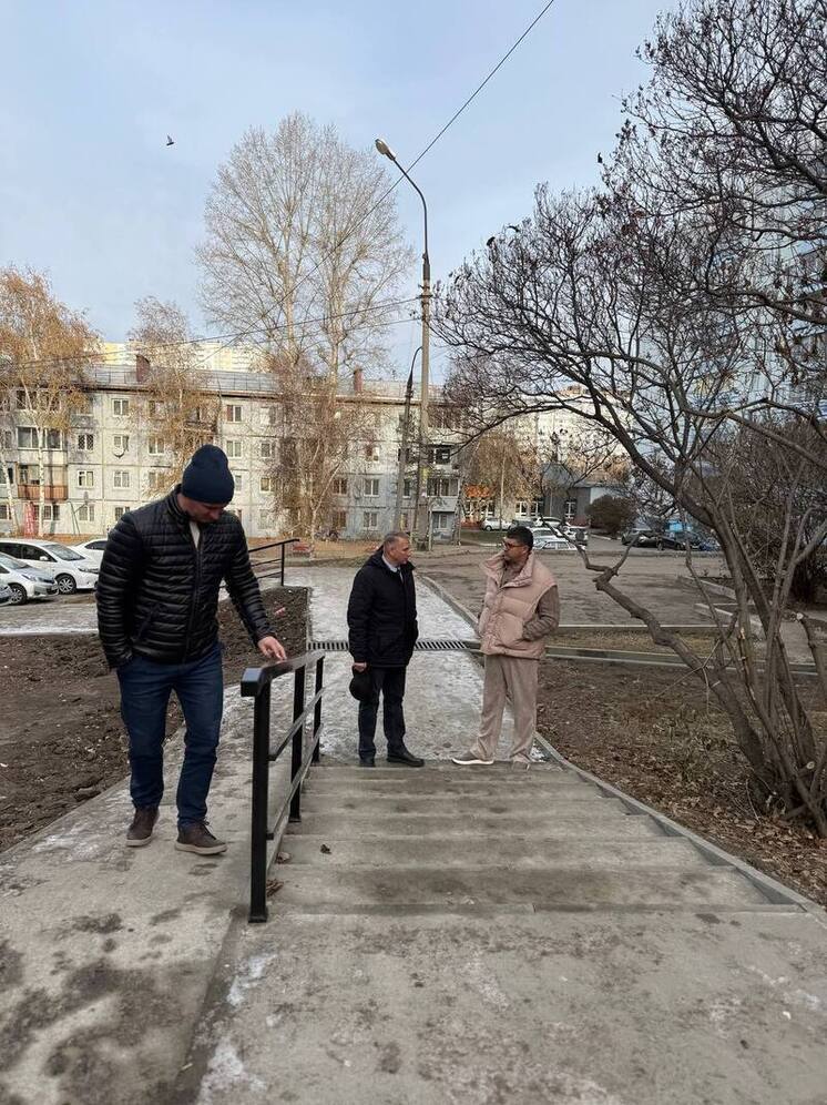 Осмотр благоустройства в округе провёл депутат думы Иркутска Иван Брилка