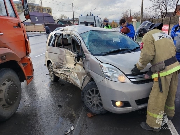 В Орле водитель легковой машины пострадал при столкновении с грузовиком