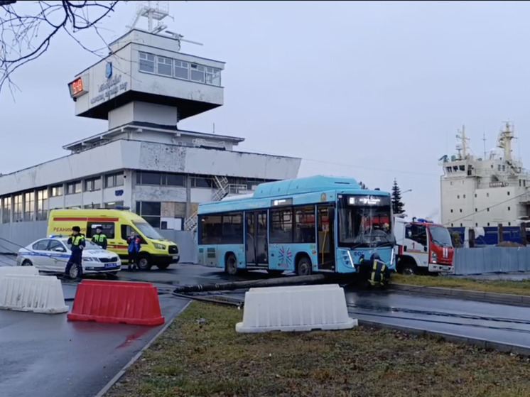 В Архангельске автобус снес столб у МРВ
