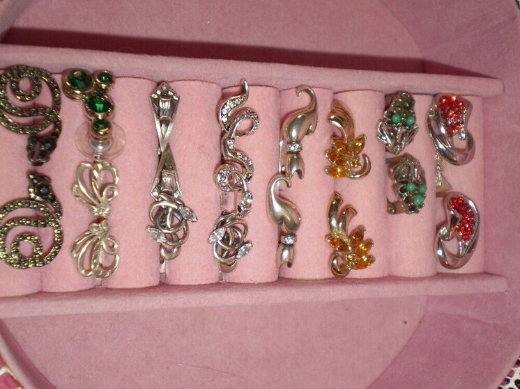 Мошенники по новой схеме обмана выманили у мурманчанки ювелирные украшения