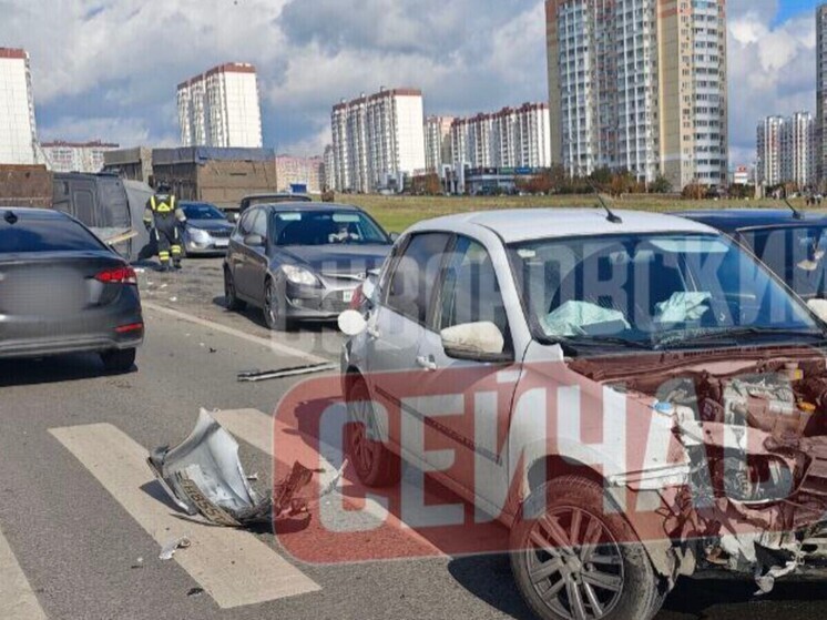 Жесткое ДТП с большегрузом и легковушкой сковало движение в Суворовском в Ростове