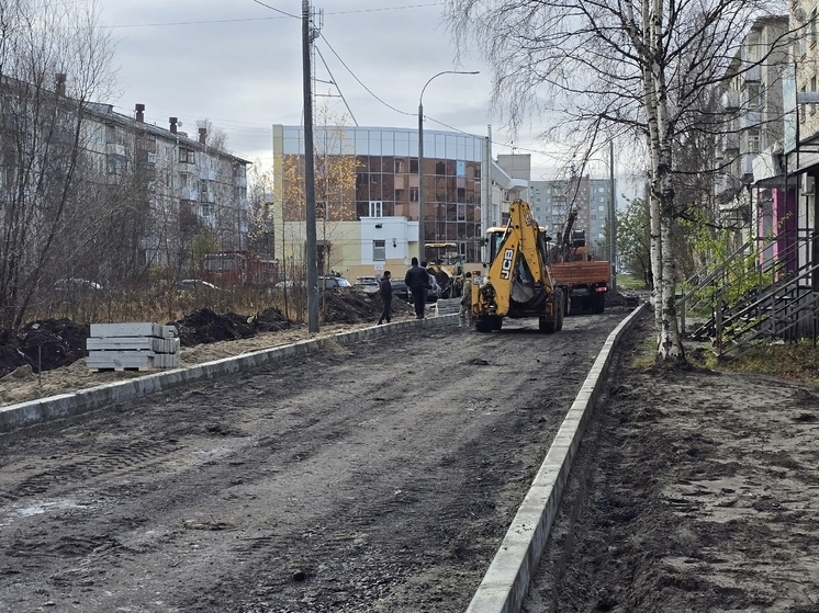 В Архангельске устанавливают бордюры на улице Северодвинской