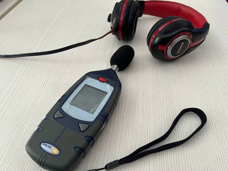 Шум за стеной — классический бытовой конфликт, где ваше право на отдых сталкивается с правом соседа на шумную жизнь