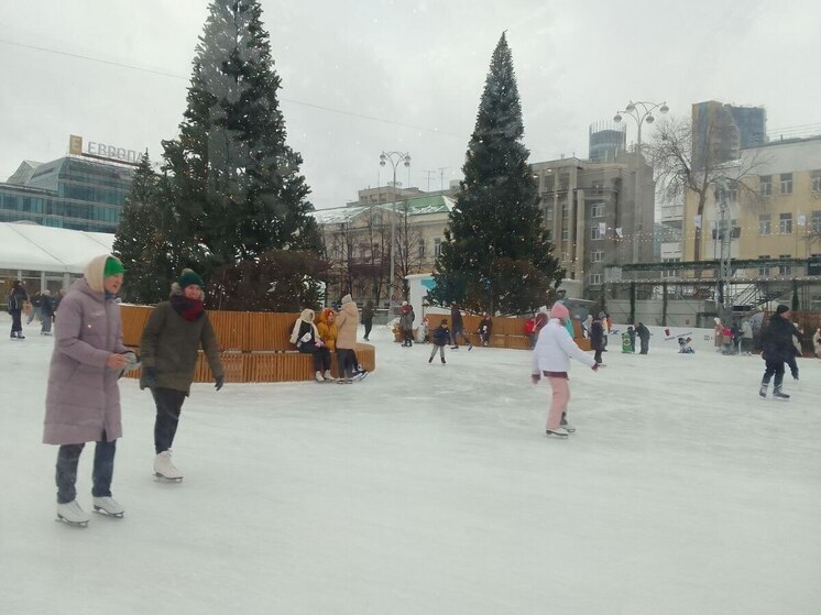 Автостоянку возле катка на площади 1905 года закроют на Новый год и Рождество