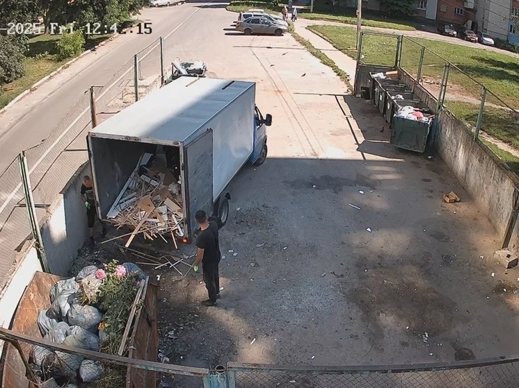 В Курске водитель оштрафован за сброс строительных отходов в мусорные контейнеры