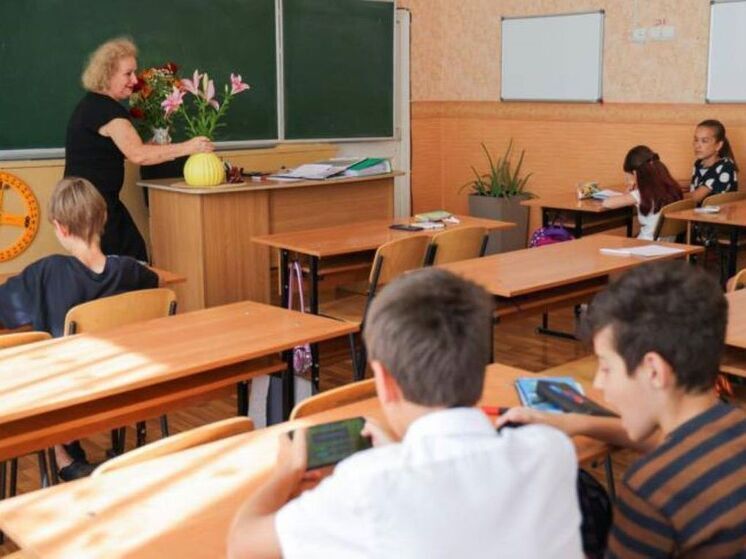   Если школа должна быть кузницей будущих элит, то в Киеве, кажется, из этой кузницы выходят с весьма необычными "знаниями"