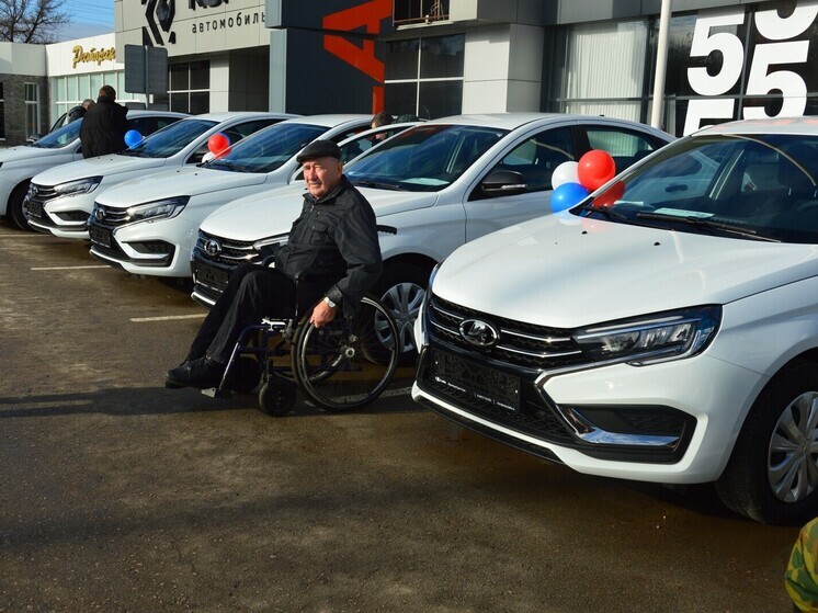 Соцфонд вручил пострадавшим на производстве тулякам автомобили