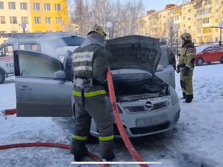 В Надыме иномарка вспыхнула во дворе