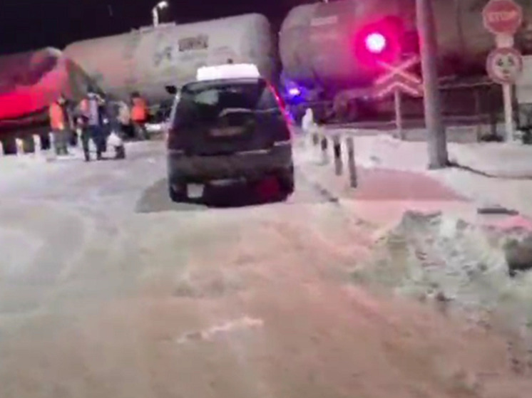 После столкновения КАМАЗа с поездом в Бурятии нарушено движение пригородных поездов