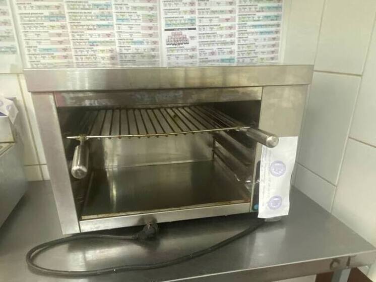 Суши-бар, нарушавший санитарные нормы, опечатали кировские приставы