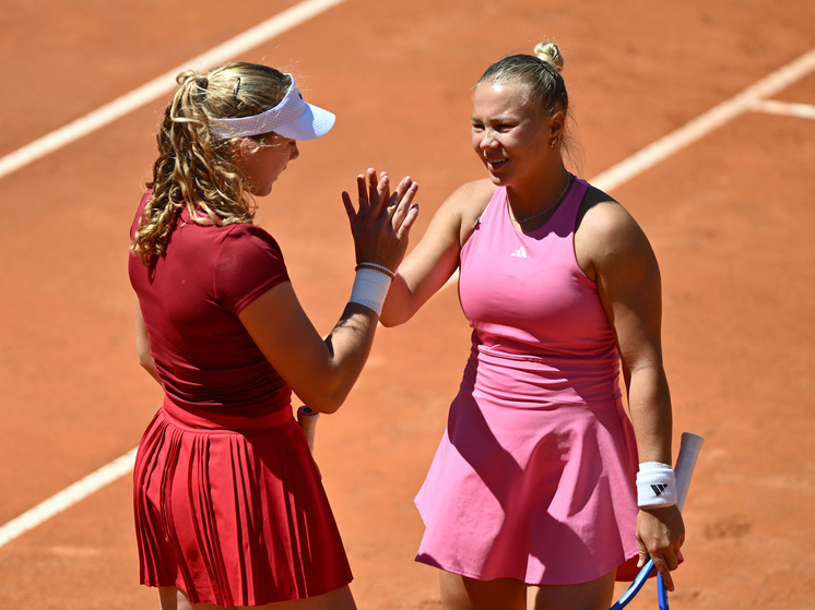 С 1 по 8 ноября в саудовском Эр-Рияде пройдёт Итоговый турнир Женской теннисной ассоциации (WTA) — одно из самых престижных соревнований сезона, куда допускаются лишь по восемь лучших теннисисток и дуэтов года. В этом году в составе участниц в парном разряде — сразу три россиянки: Мирра Андреева, Диана Шнайдер и Вероника Кудерметова. При этом российского противостояния на групповом этапе не будет: их дуэты попали в разные группы. И шансы на титул есть.