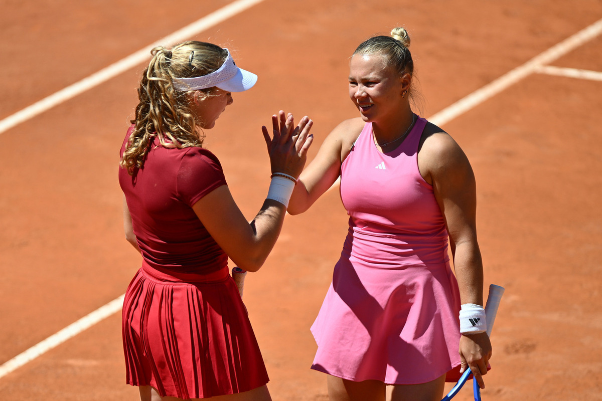 С 1 по 8 ноября в саудовском Эр-Рияде пройдёт Итоговый турнир Женской теннисной ассоциации (WTA) — одно из самых престижных соревнований сезона, куда допускаются лишь по восемь лучших теннисисток и дуэтов года. В этом году в составе участниц в парном разряде — сразу три россиянки: Мирра Андреева, Диана Шнайдер и Вероника Кудерметова. При этом российского противостояния на групповом этапе не будет: их дуэты попали в разные группы. И шансы на титул есть.