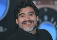 Диего Марадоне могло бы исполниться 65: кадры жизни