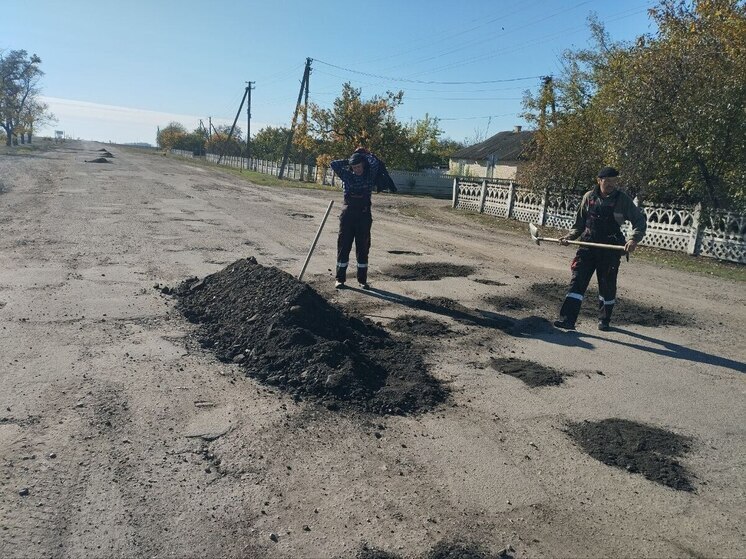 Вблизи херсонского села Черноморовка идет ямочный ремонт дорог