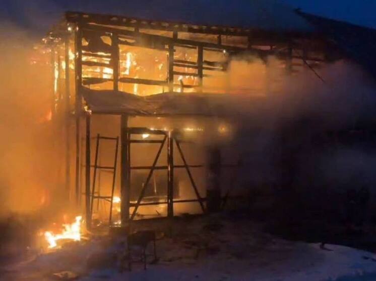 В Салехарде сгорел частный гараж и находившийся в нем автомобиль