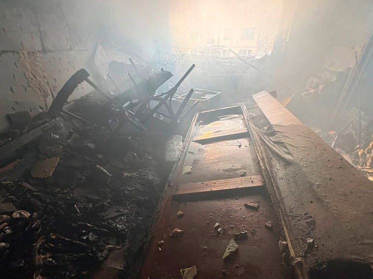 Липецкие спасатели вызволили 10 человек из огненной ловушки