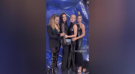 «Блестящие» устроили пикантную фотосессию на вечеринке