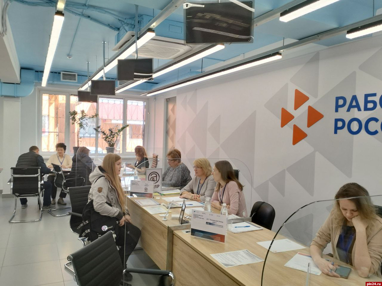 Переобучение, самозанятость и поддержка ветеранов: как «Работа России» помогает жителям Псковской области