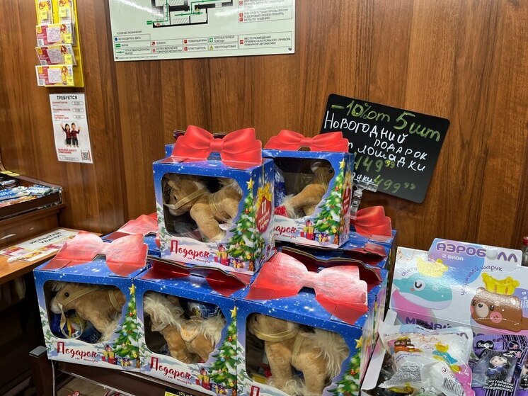 В Саратове за два месяца до Нового года торговый центр украсили новогодней атрибутикой