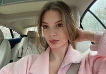 В прошлом фигуристка, а сейчас журналистка и ведущая спортивных шоу Анастасия Скопцова показала свой лук для нового эфира. Выступавшая в танцах на льду в паре с Кириллом Алешиным спортсменка выбрала костюм, подчеркнувший ее стройную фигуру.