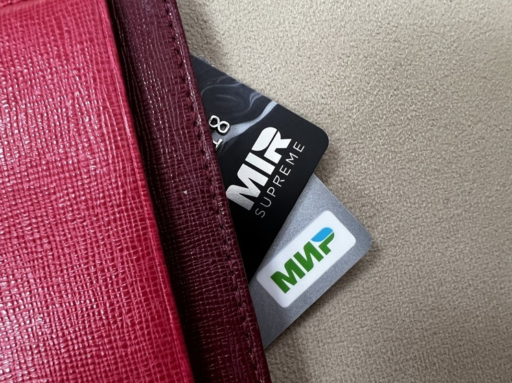 Россияне переходят на альтернативные платежные инструменты, а наличные оставляют на подарки и чаевые