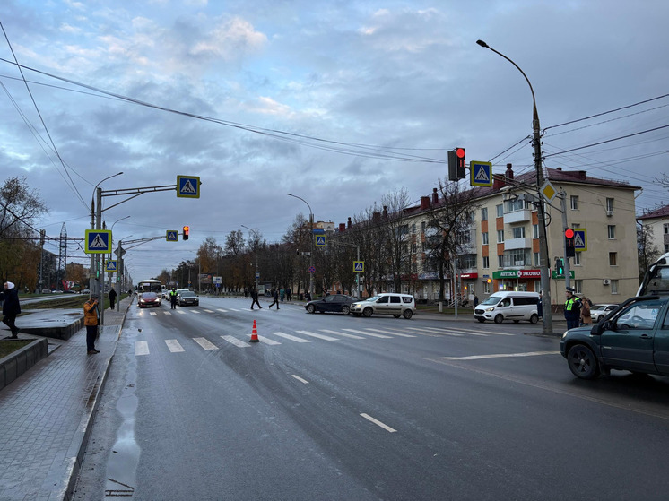 В Орле на переулке Дарвина водитель авто при повороте сбил женщину