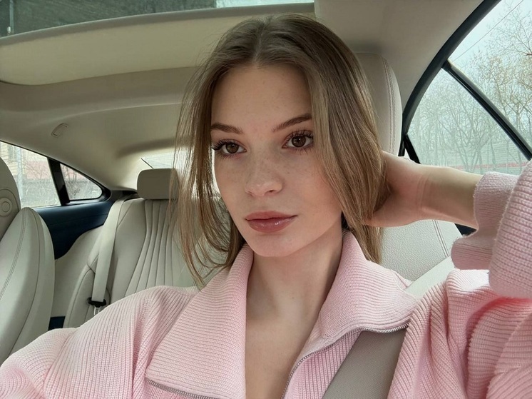 В прошлом фигуристка, а сейчас журналистка и ведущая спортивных шоу Анастасия Скопцова показала свой лук для нового эфира. Выступавшая в танцах на льду в паре с Кириллом Алешиным спортсменка выбрала костюм, подчеркнувший ее стройную фигуру.