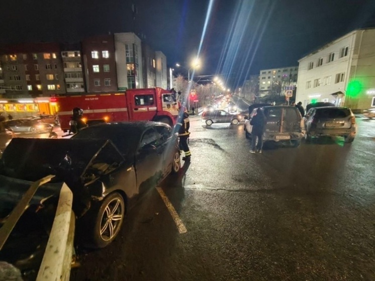 Три автомобиля столкнулись на проспекте Ленина в Кировске