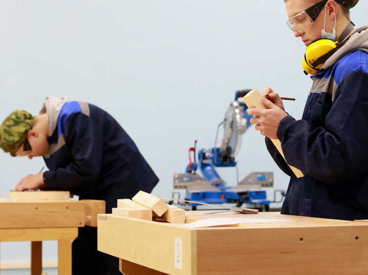 Более 100 детей участников СВО прошли профессиональное обучение в Вологодской области