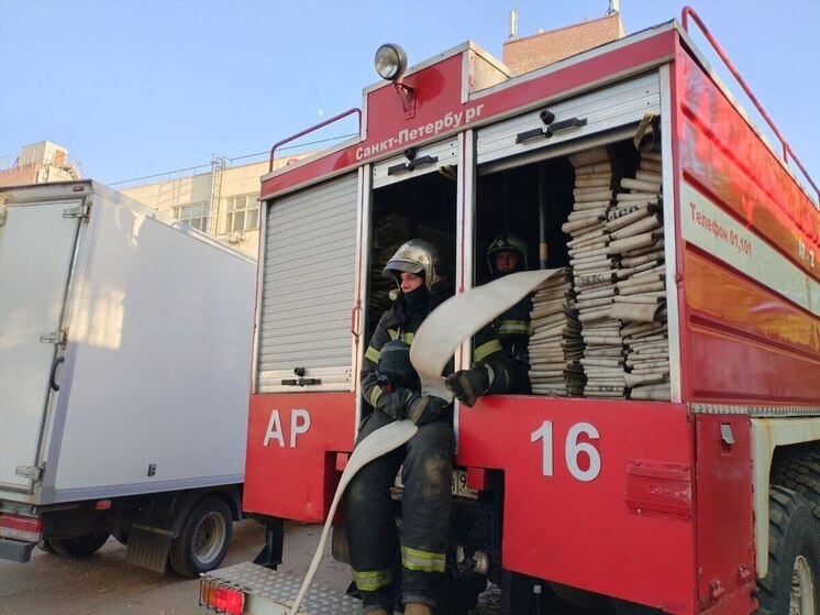 Мужчину и женщину забрали в больницу после пожара в Колпинском районе