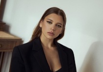 Российская художественная гимнастка Александра Солдатова провела фотосессию в романтичном образе. Мама двоих сыновей не упустила случая похвастаться красивыми ногами.