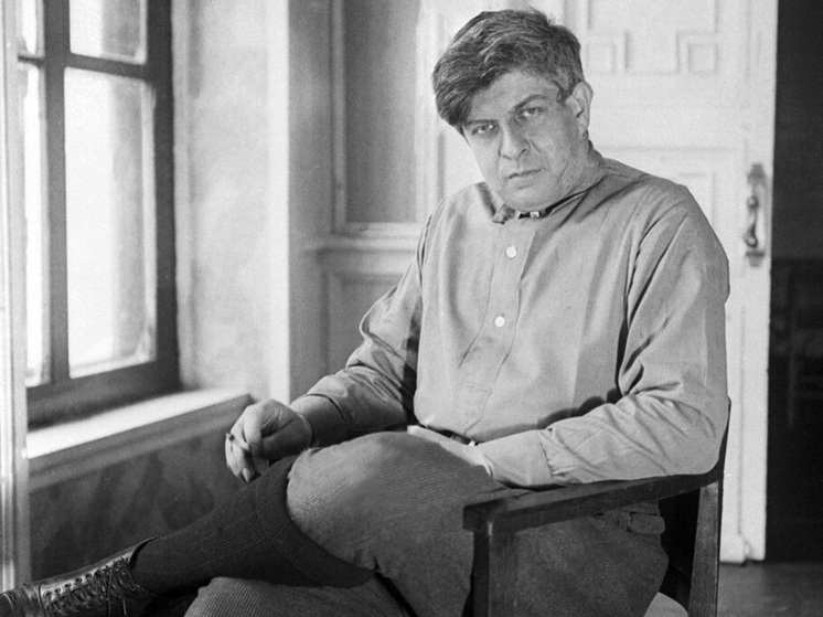 Выдающийся поэт Эдуард Багрицкий родился 3 ноября (22 октября по старому стилю) 1895 года в Одессе — ровно 130 лет назад