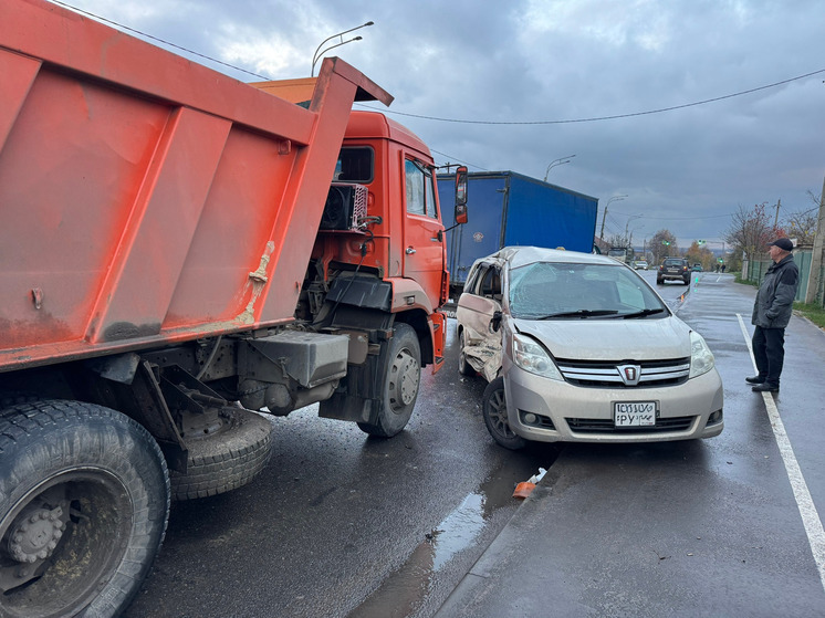 В Орле водитель легковушки при развороте попал в ДТП с грузовиком
