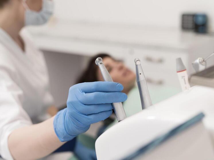 Стоматолог рассказала, какие проблемы со здоровьем можно определить по цвету зубного налета