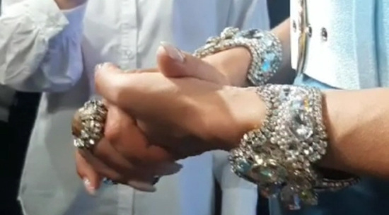 Слава показала украшения с камнями на 10 миллионов