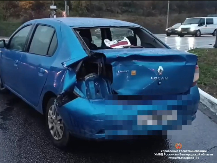 В Белгороде грузовик въехал в легковушку: пострадал пассажир