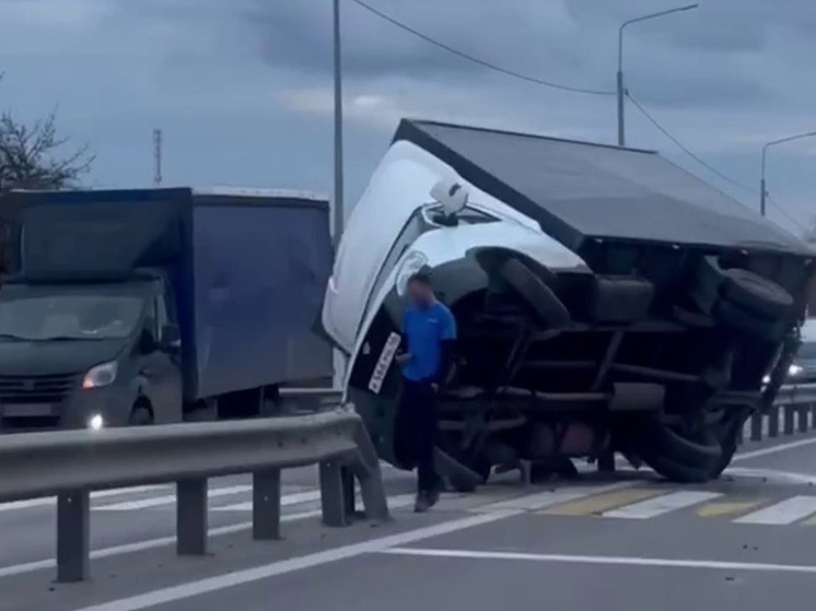 В Курской области после ДТП грузовую «ГАЗель» отбросило на отбойник