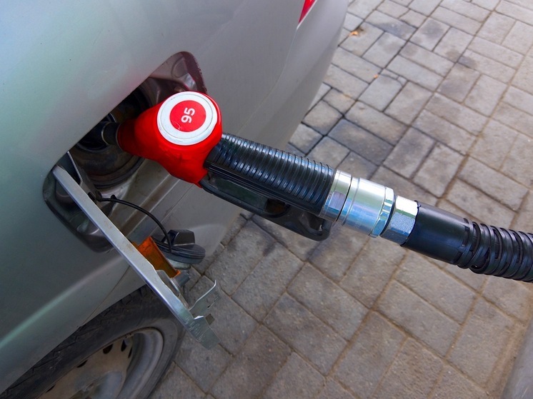 На челябинских заправках подешевела одна из ходовых марок бензина
