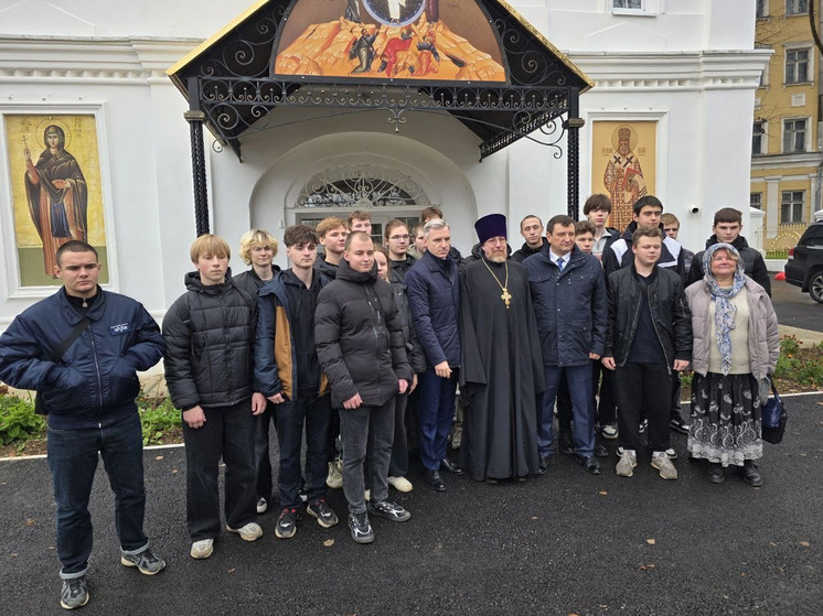 Губернатор Анохин посетил храм Преображения Господня в Смоленске, уделив особое внимание экспозиции, посвященной участникам СВО