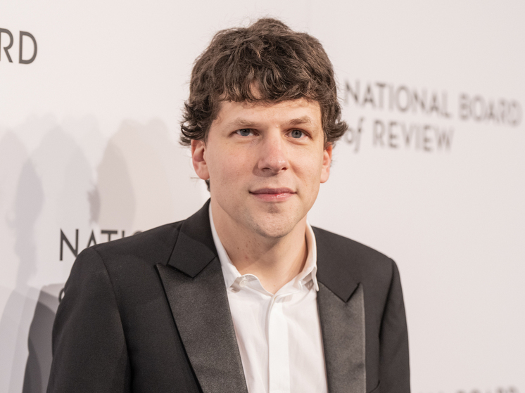 Американский актер Джесси Айзенберг, получивший известность благодаря ролям в кинокартинах %22Социальная сеть%22 и %22Иллюзия обмана%22, принял решение стать альтруистическим донором почки для незнакомого человека