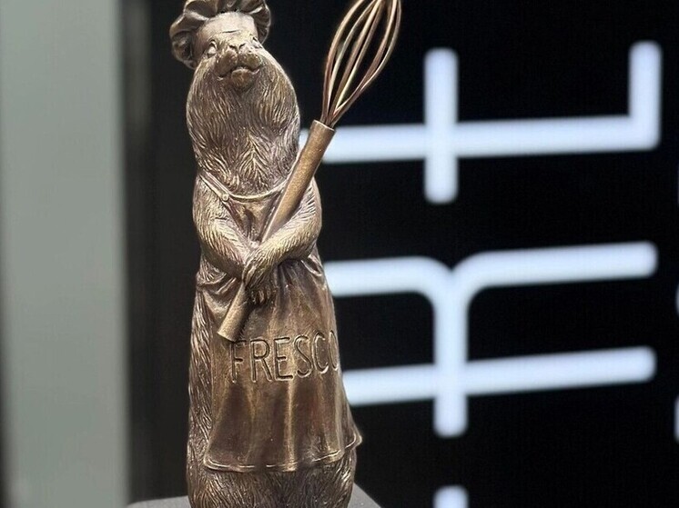 В Красноярске появилась новая бронзовая скульптура суслика-повара