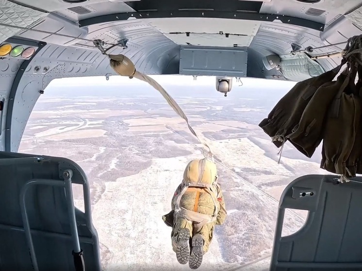 В Хабаровске военнослужащие ВВО отработали парашютно-десантную подготовку