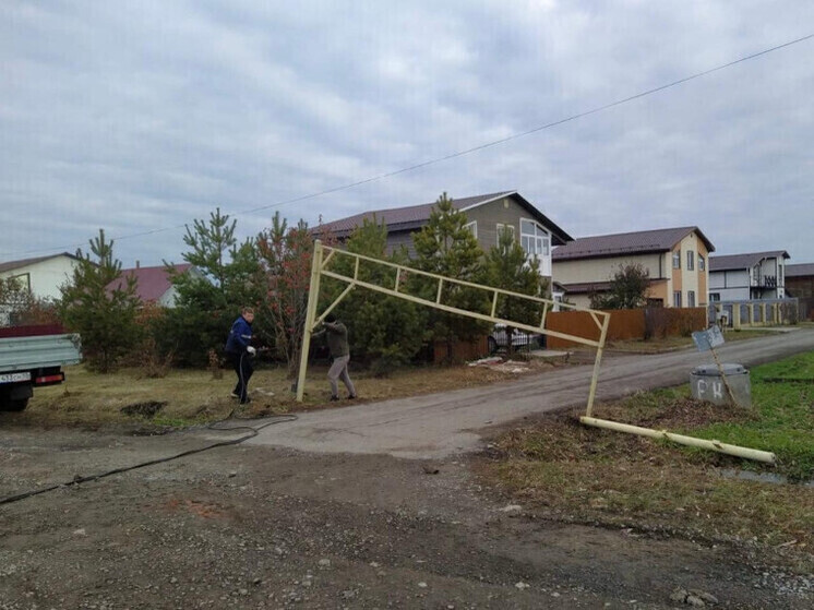 В омском микрорайоне убрали незаконные арки, мешавшие проезду скорой