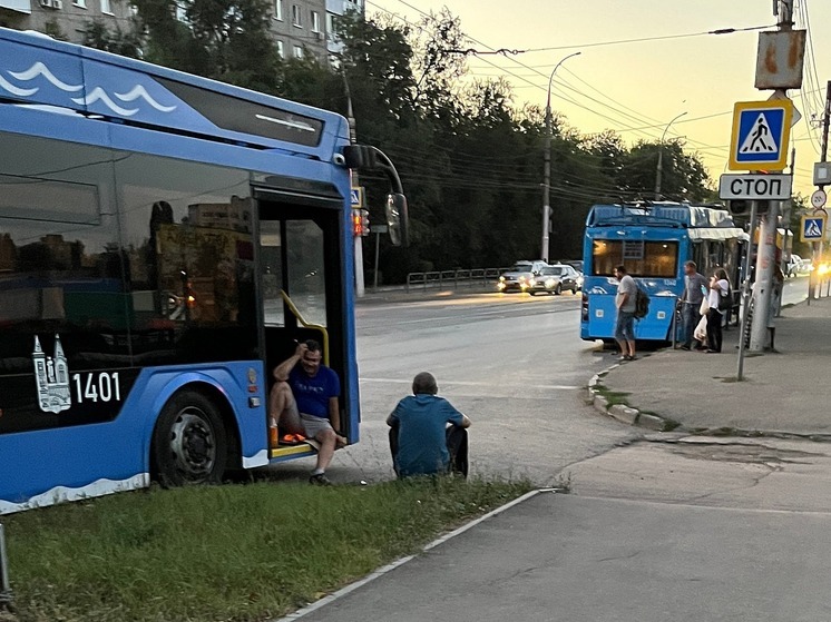 В Саратове огонь полностью уничтожил троллейбус