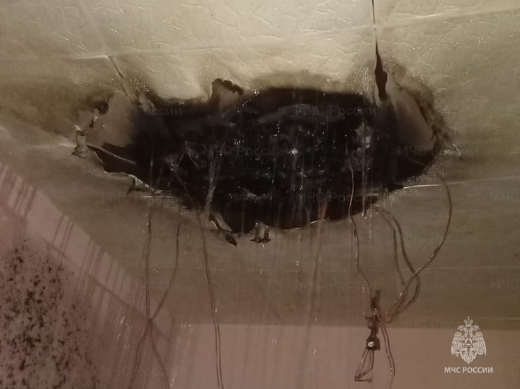 В Сухиничах ночью загорелся жилой дом